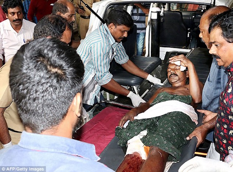 India: M&aacute;s de 100 muertos y 350 heridos en el incendio de un templo